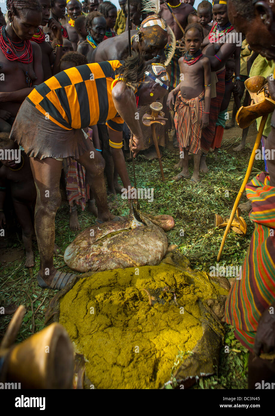 Dassanech Stamm Menschen setzen Kuh Dungs auf ihren Körper für eine Zeremonie, Omorate, Omo-Tal, Äthiopien Stockfoto