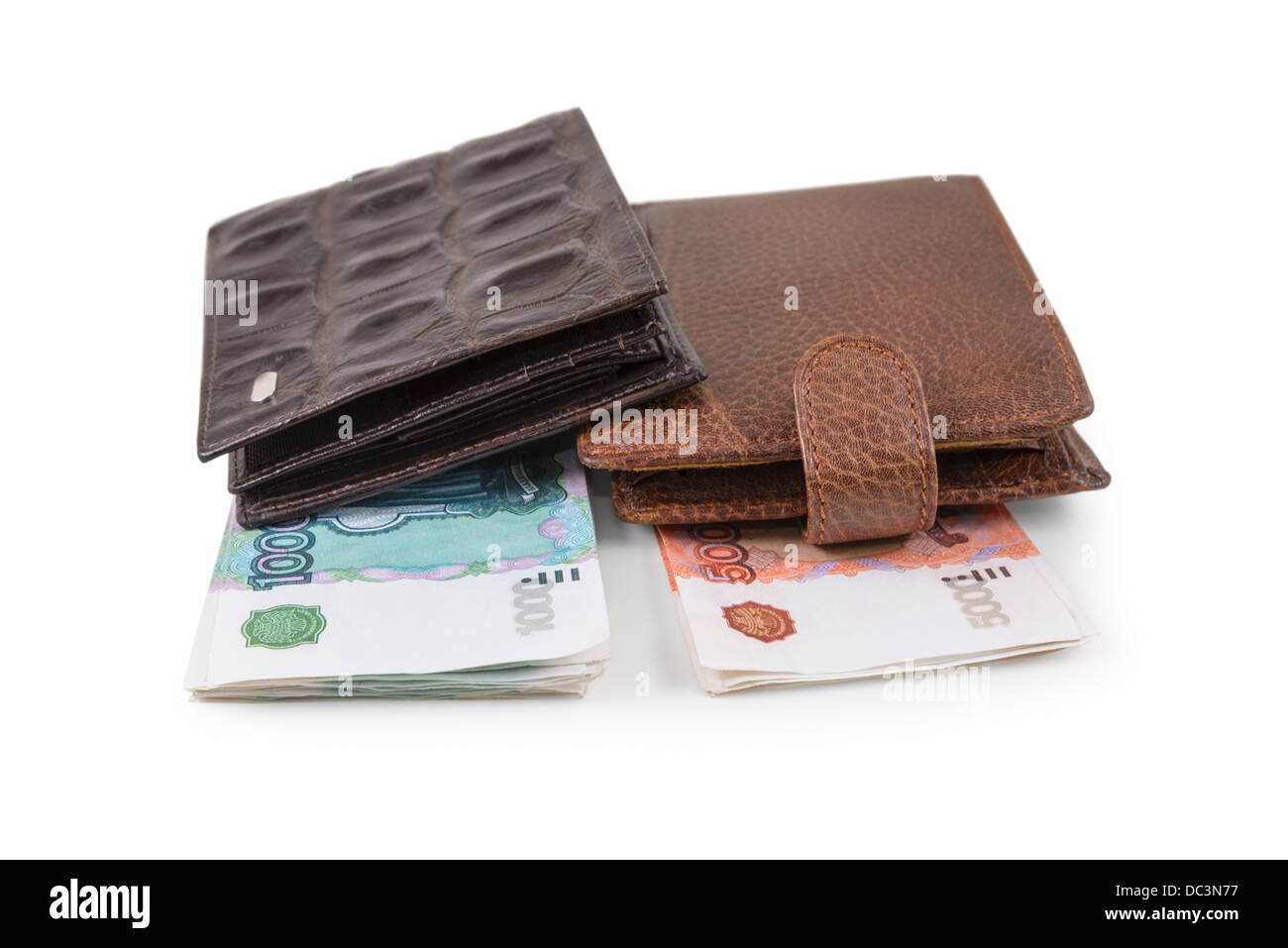 Die zwei braunen Leder Brieftasche mit Rubel wird auf der Nahaufnahme fotografiert. Stockfoto