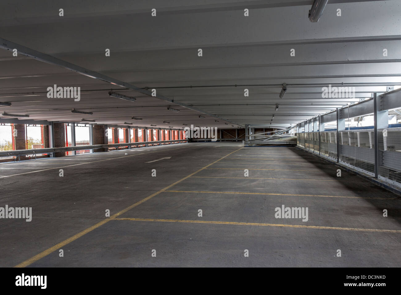 Leeren Parkhaus mit gelben Linien markieren die Parkflächen Stockfoto