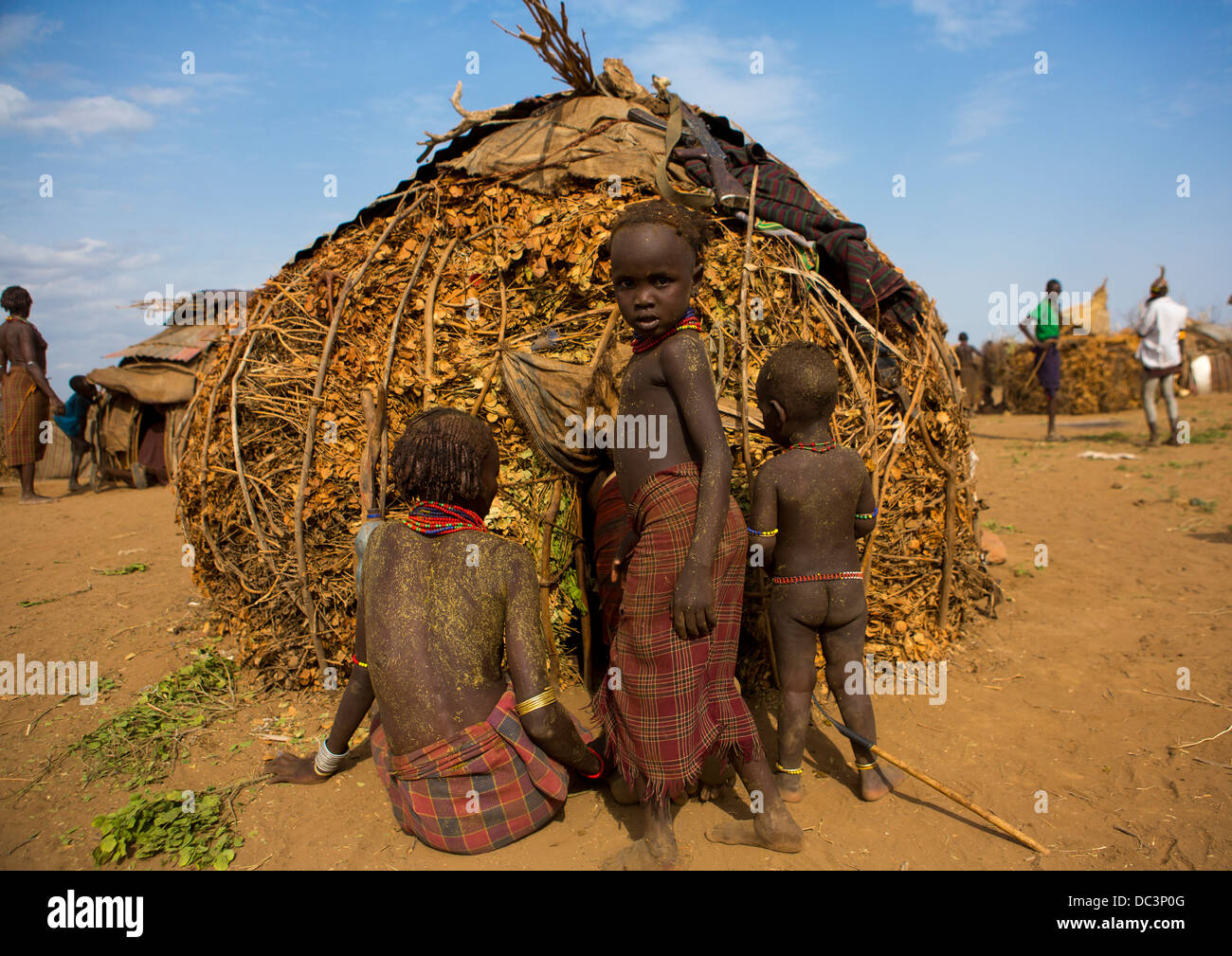 Dassanech Stamm Kinder stand vor seinem Haus, Omorate, Omo-Tal, Äthiopien Stockfoto