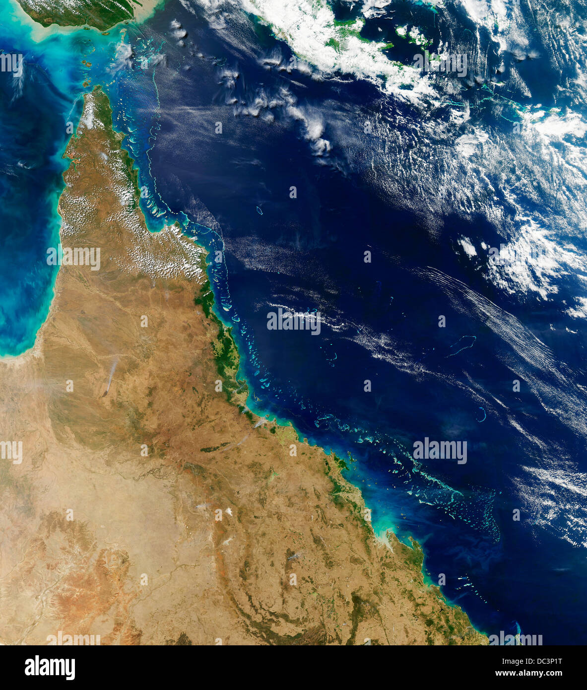 Satellitenbild von Australiens Great Barrier Reef und Queensland zeigt auch Phytoplanktonblüte Stockfoto