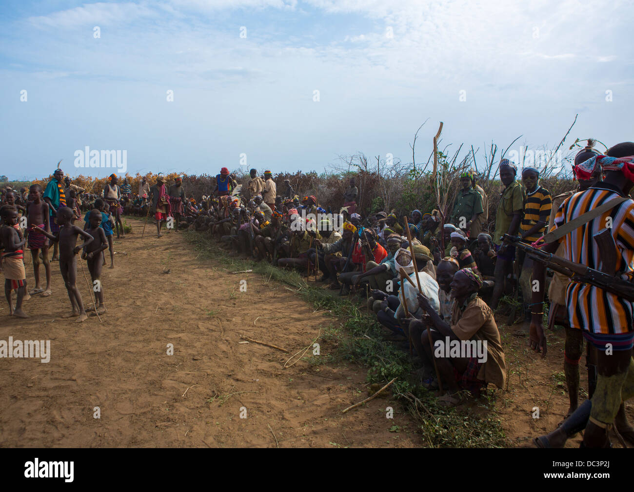 Dassanech Stamm Personen etwas Fleisch während einer Zeremonie, Omorate, Omo-Tal, Äthiopien Stockfoto