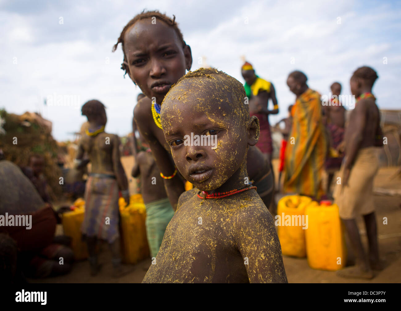 Dassanech Stamm junge abgedeckt Kuhmist für eine Zeremonie, Omorate, Omo-Tal, Äthiopien Stockfoto