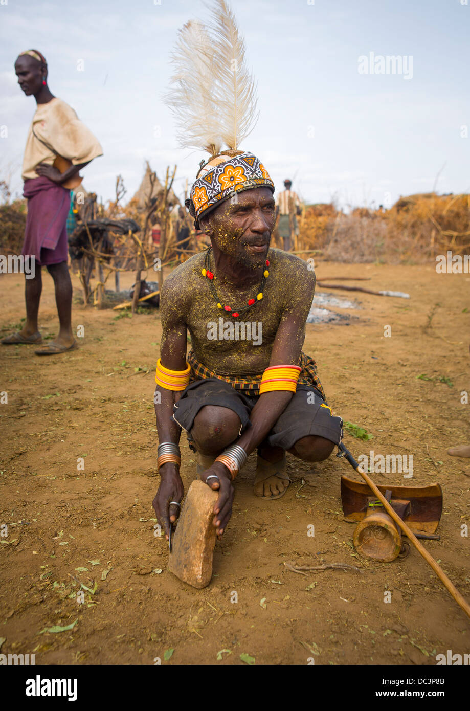 Dassanech Stamm Personen etwas Fleisch während einer Zeremonie, Omorate, Omo-Tal, Äthiopien Stockfoto