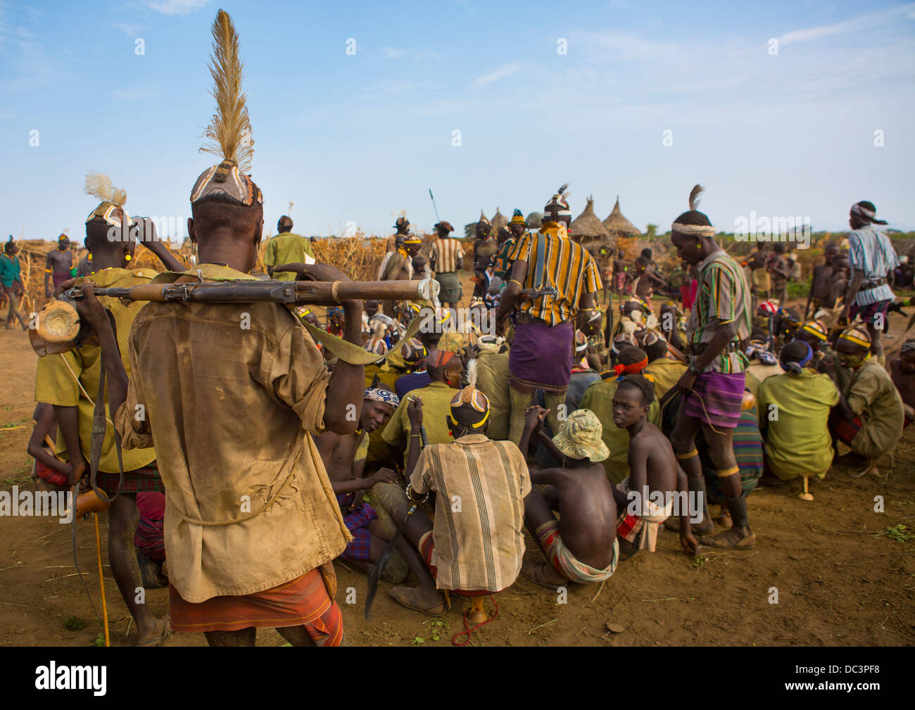 Dassanech Stamm Krieger Kuh Fleisch während einer Zeremonie, Omorate, Omo-Tal, Äthiopien Stockfoto