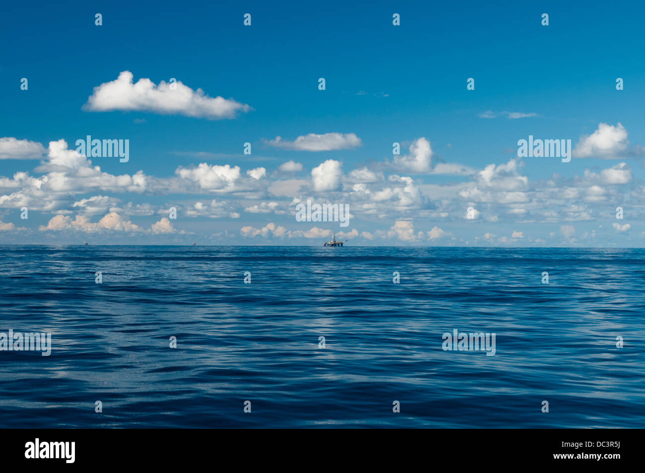 großes ruhiges Meer mit blauem Himmel. Stockfoto