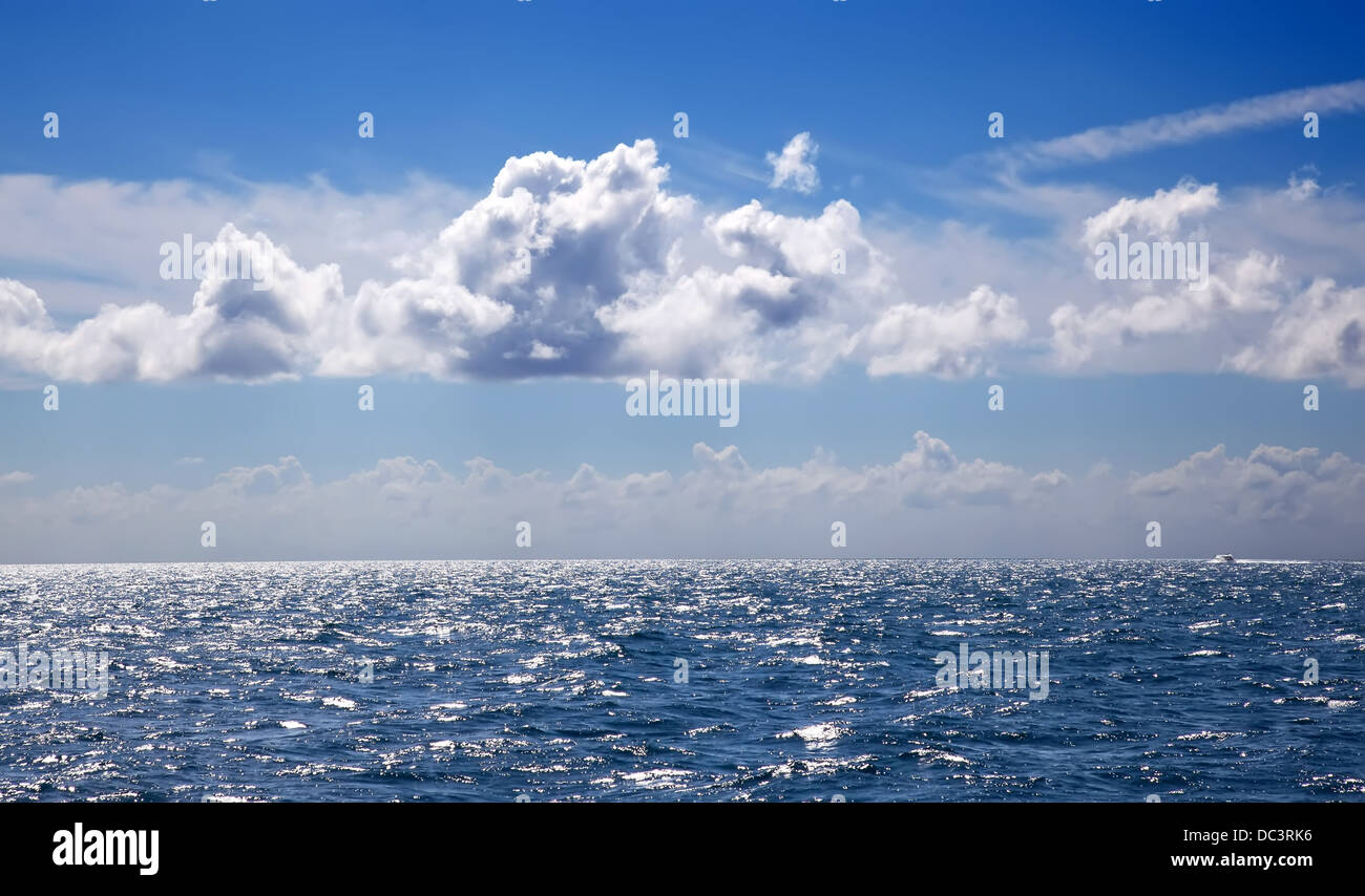 Blauer Himmel und schöne blaue Meer und den Horizont Stockfoto