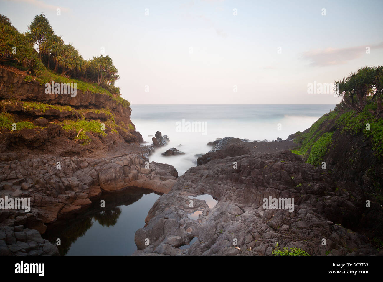 Seaside Ausfahrt Oheo Gulch und die sieben heiligen Becken im Südosten von Maui, Hawaii. Langzeitbelichtung geschossen. Stockfoto