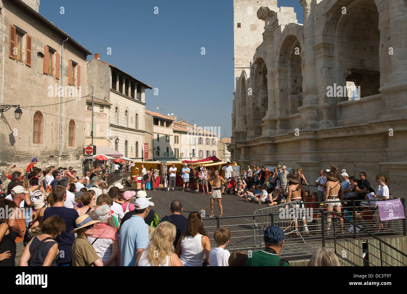 GLADIATOR-SHOW RÖMISCHE AMPHITHEATER RUINEN ARLES PROVENCE FRANKREICH Stockfoto