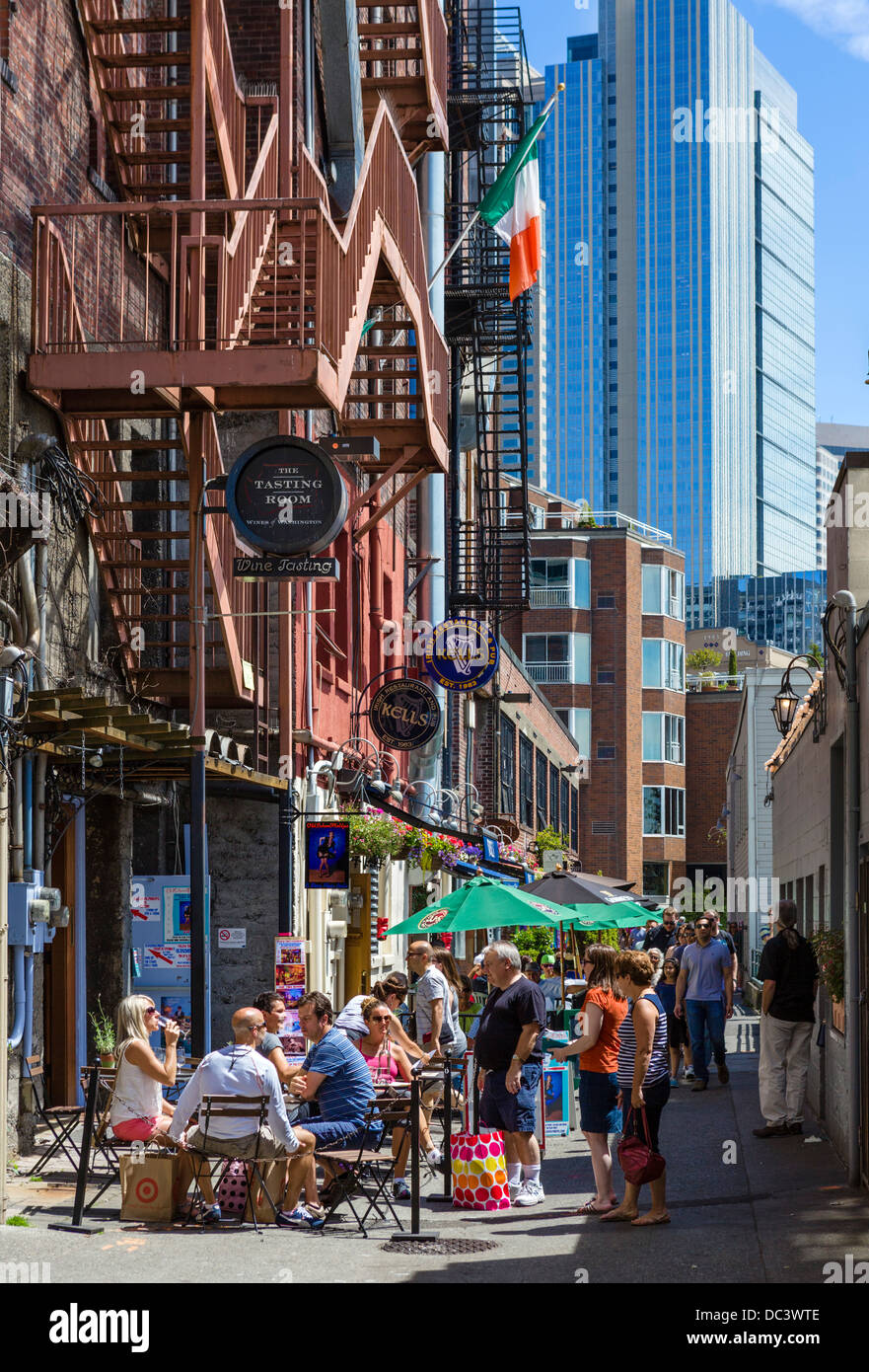 Bars und Restaurants auf Post-Gasse hinter Pike Place Market in der Innenstadt von Seattle, Washington, USA Stockfoto