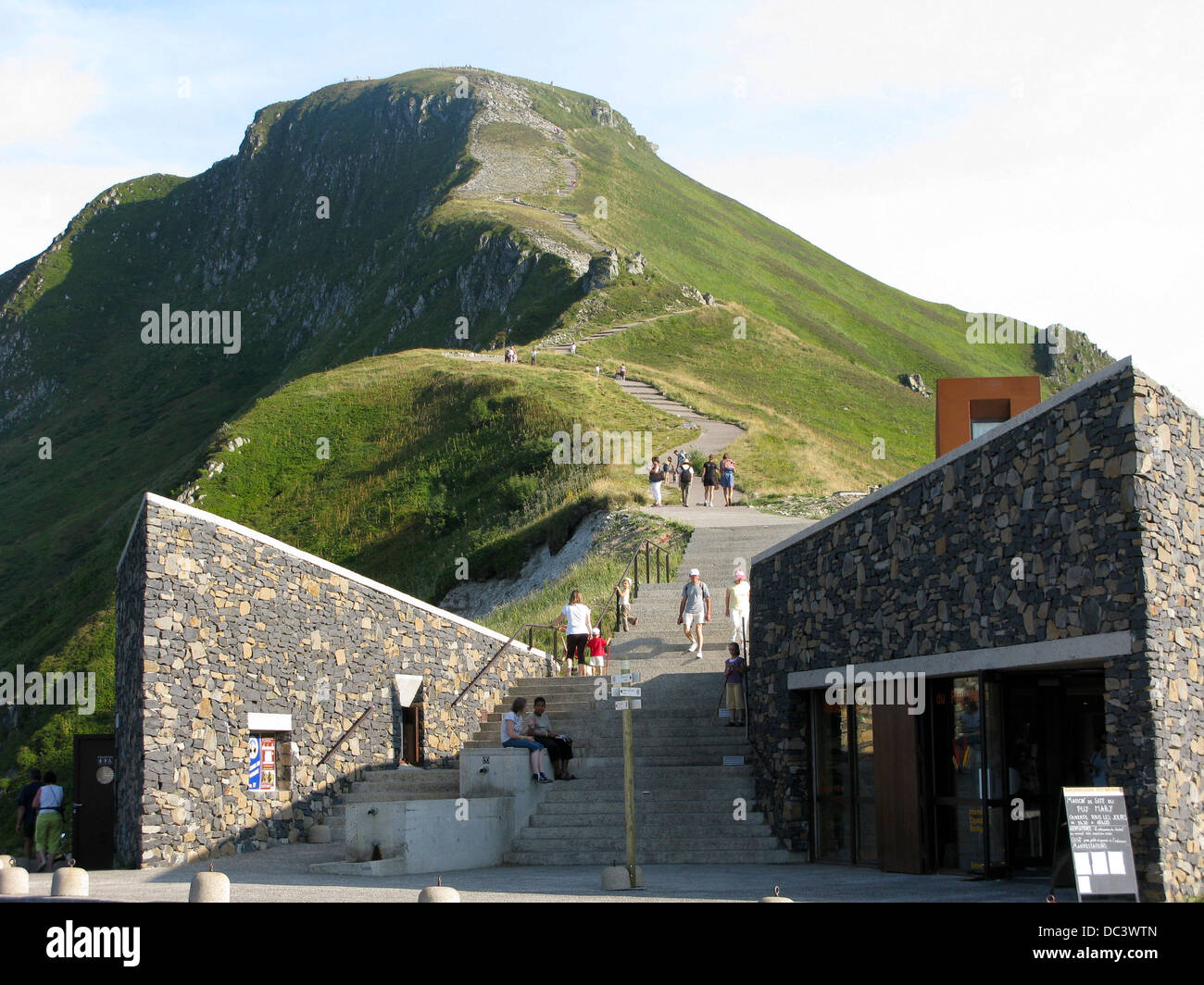 BESUCHERZENTRUM PFAD ZUM GIPFEL PUY MARY VULKAN CANTAL AUVERGNE FRANKREICH Stockfoto