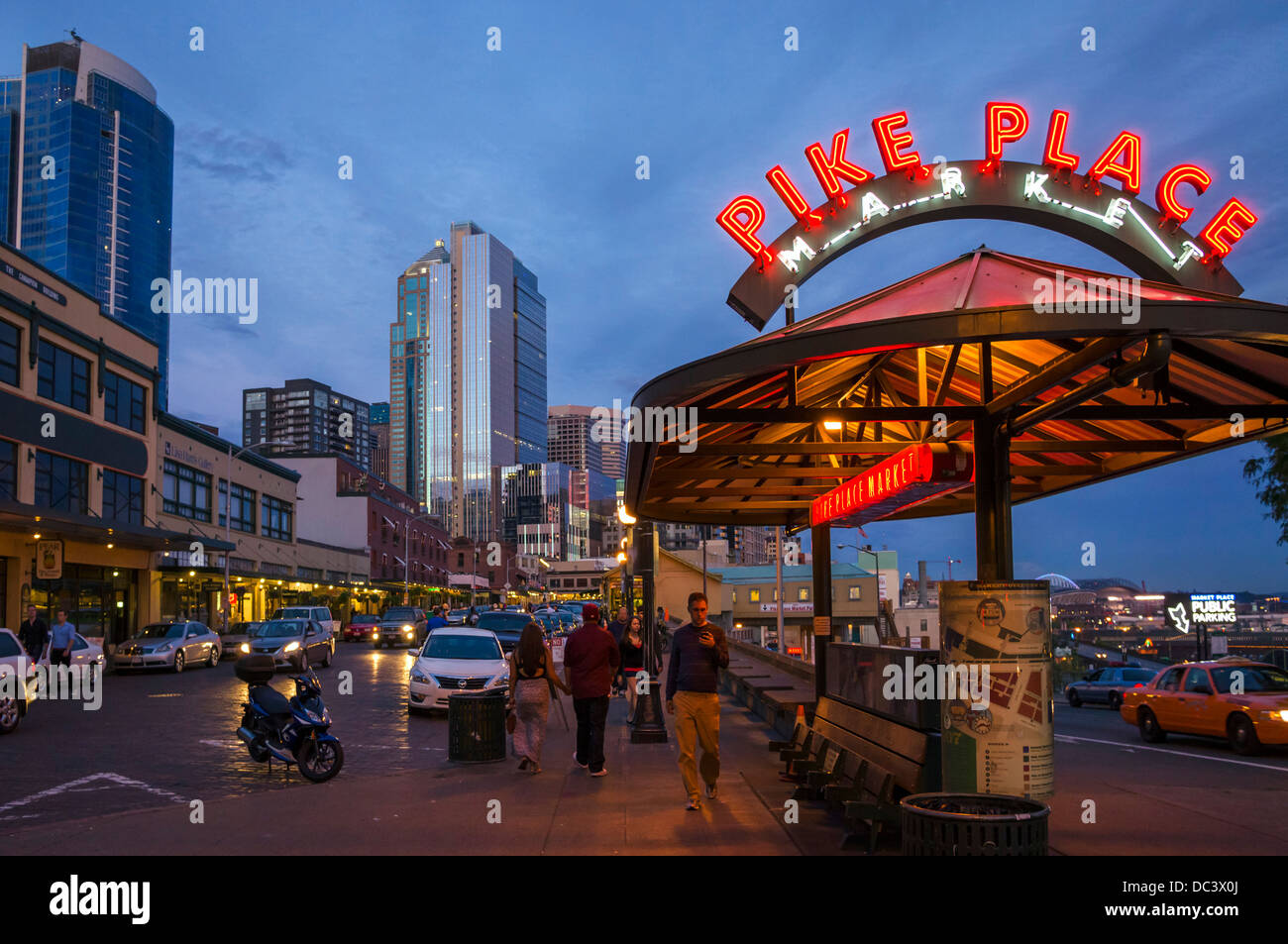 Pike Place Market Zeichen in der Nacht auf der Western Avenue, Seattle, Washington, USA Stockfoto