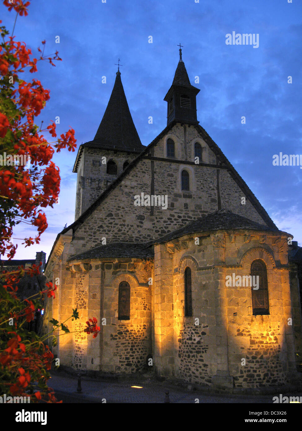 EGLISE SAINT GEORGES RIOM ES MONTAGNES DORFES MONTS DU CANTAL AUVERGNE FRANKREICH Stockfoto