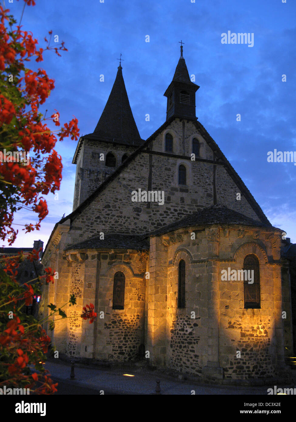 EGLISE SAINT GEORGES RIOM ES MONTAGNES DORFES MONTS DU CANTAL AUVERGNE FRANKREICH Stockfoto
