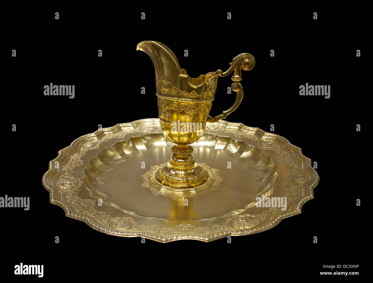 Ein vergoldeter Ewer auf einem goldenen Teller, der die der Kaiserin Maria-Theresia, Silberkammer, Hofburg Palast, Wien, Österreich gehörte. Stockfoto