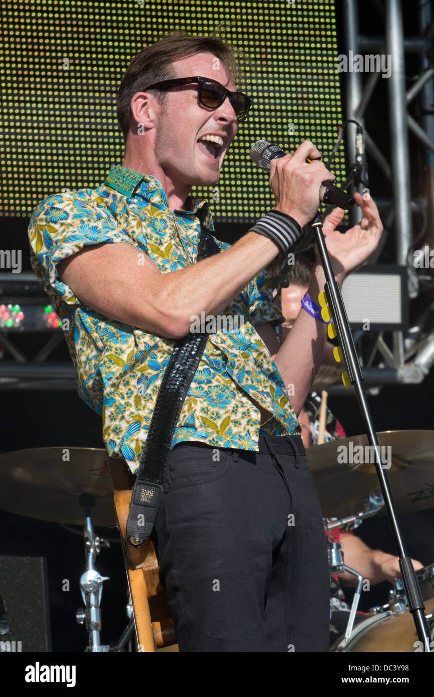 Dan Gillespie verkauft, Gesang und Gitarre, das Gefühl führt bei Go Local, Queen Elizabeth Olympic Park, London. Am 19.07.2013 Stockfoto