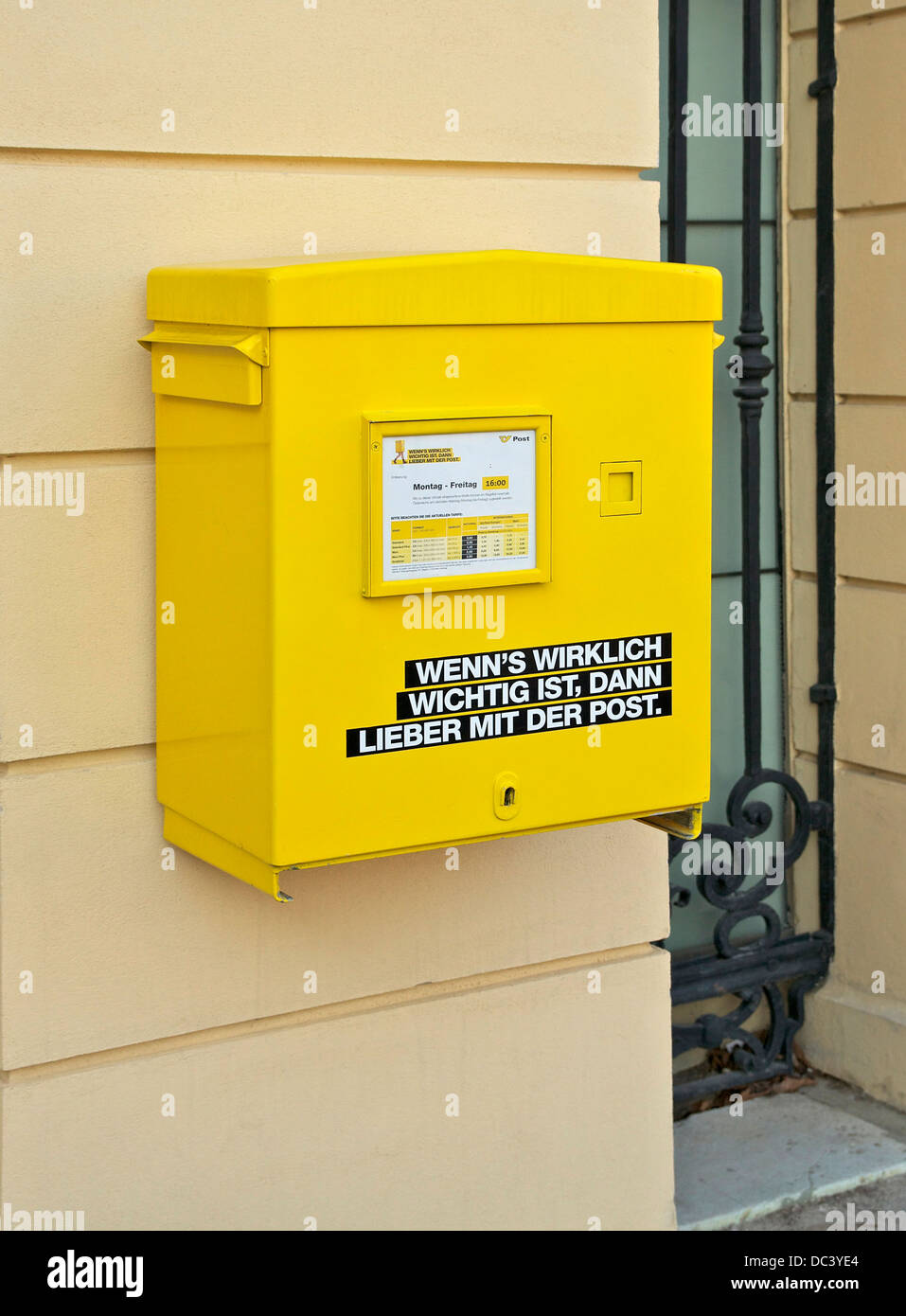 Briefkasten am Eingang des Schloss Schönbrunn, Wien, Österreich  Stockfotografie - Alamy