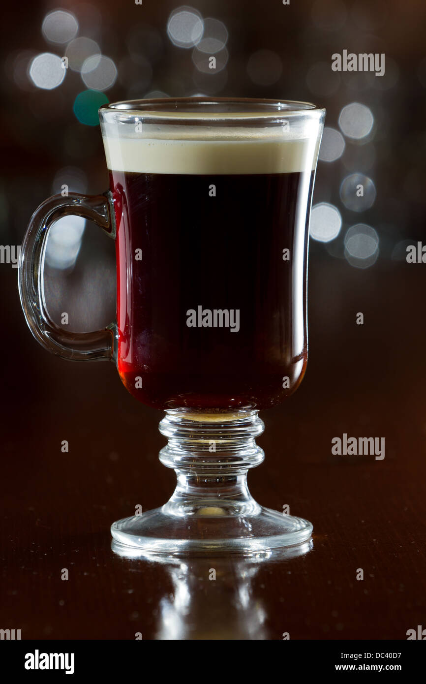 Nahaufnahme von einem Irish Coffee, gespeichert auf einem dunklen Balken mit einem Schwimmer Sahne Stockfoto