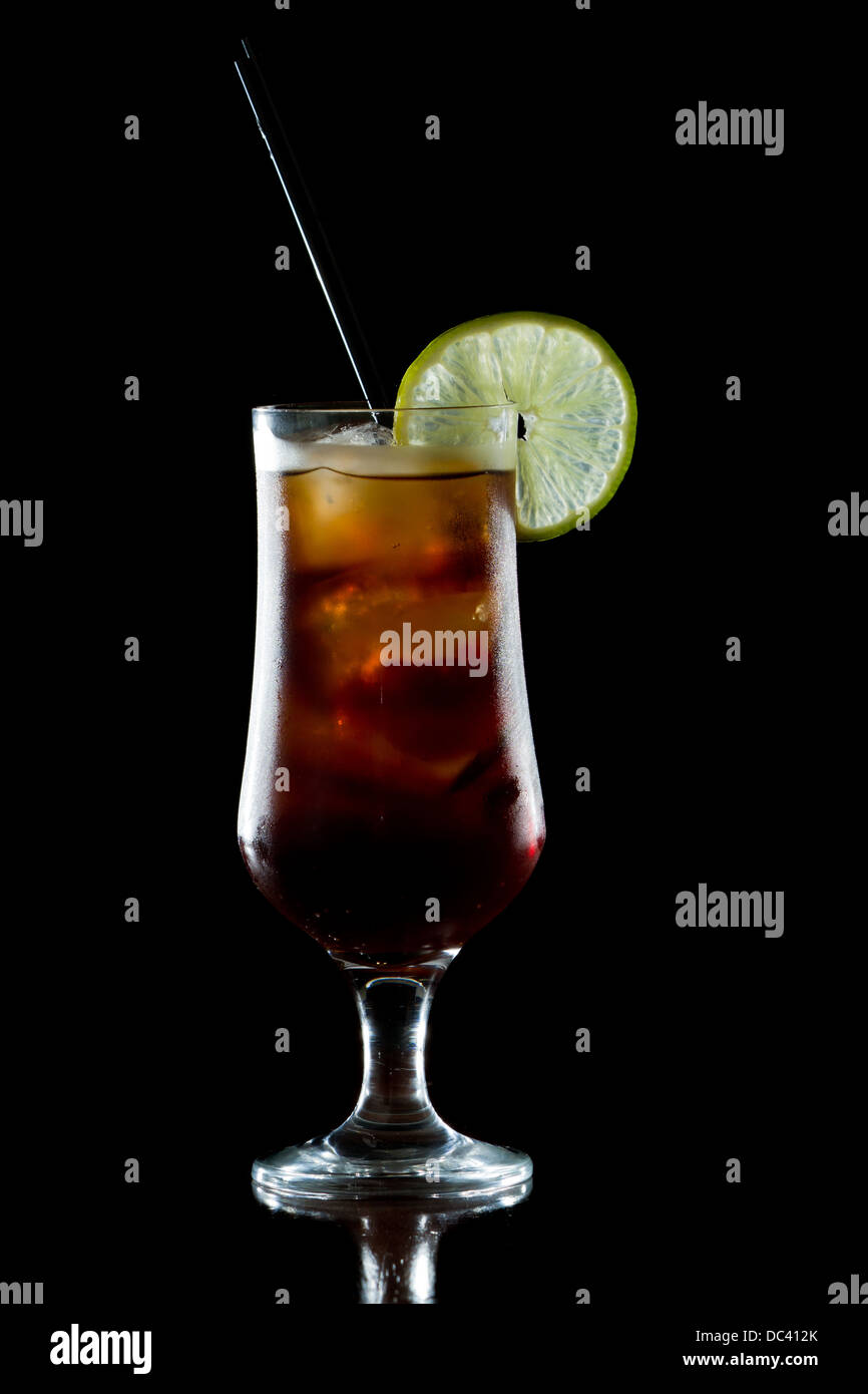 Cuba Libre, Rum und Cola cocktail serviert in einem StammGlas mit