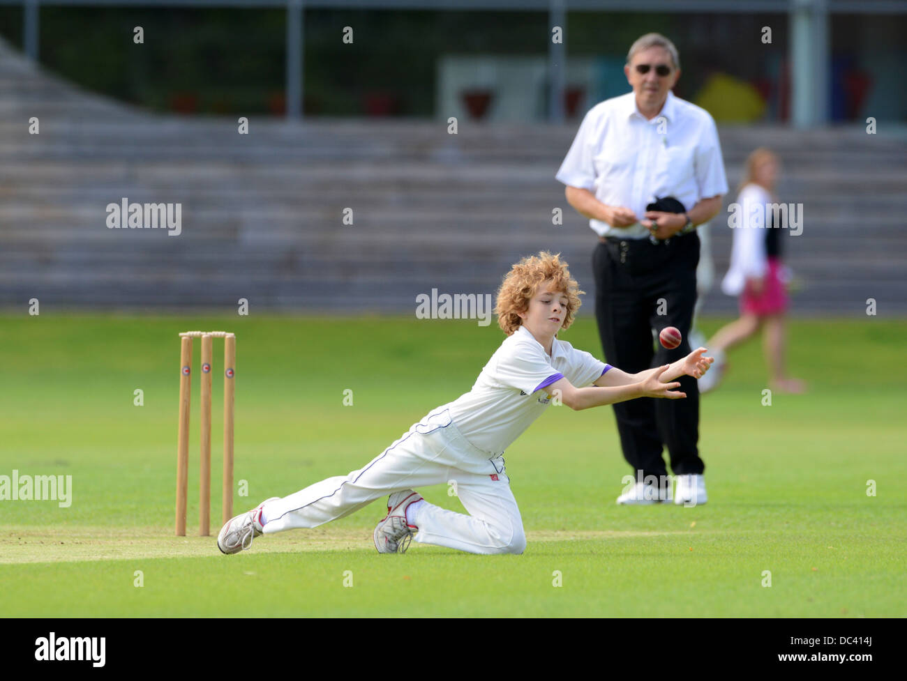 Junge Cricketspieler machen einen Haken in der Junior Boys-Cricket-Match an Shrewsbury School in England Uk Stockfoto