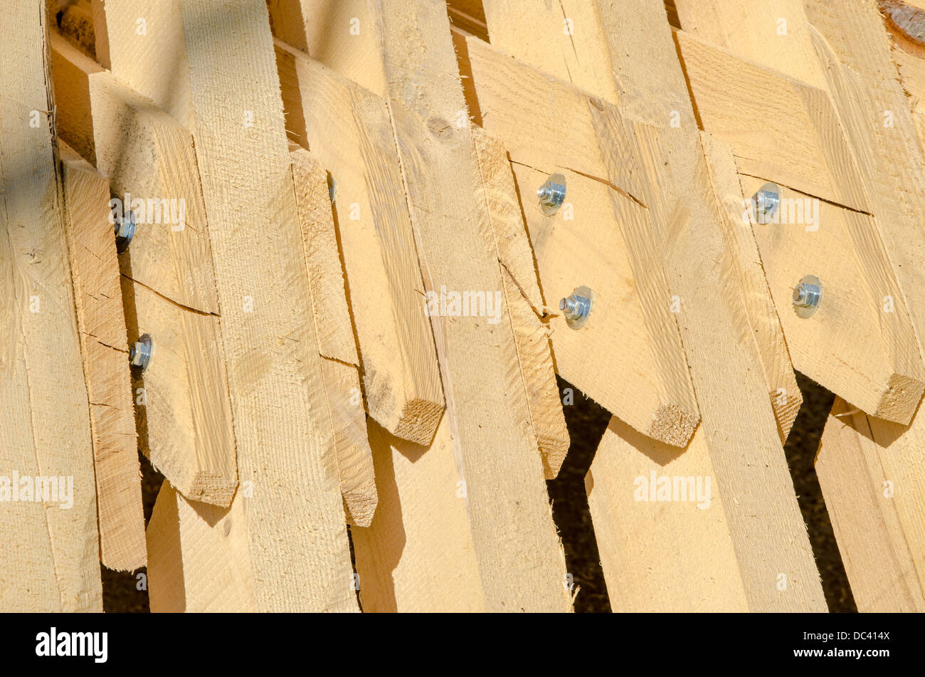 Stapel von Gebäude Bauholz auf Baustelle, bereit für die montage Stockfoto