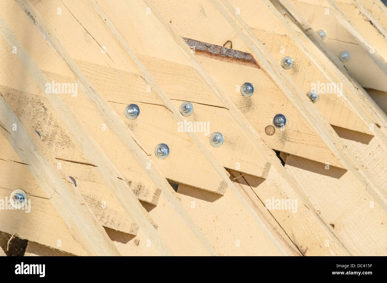 Stapel von Gebäude Bauholz auf Baustelle, bereit für die montage Stockfoto