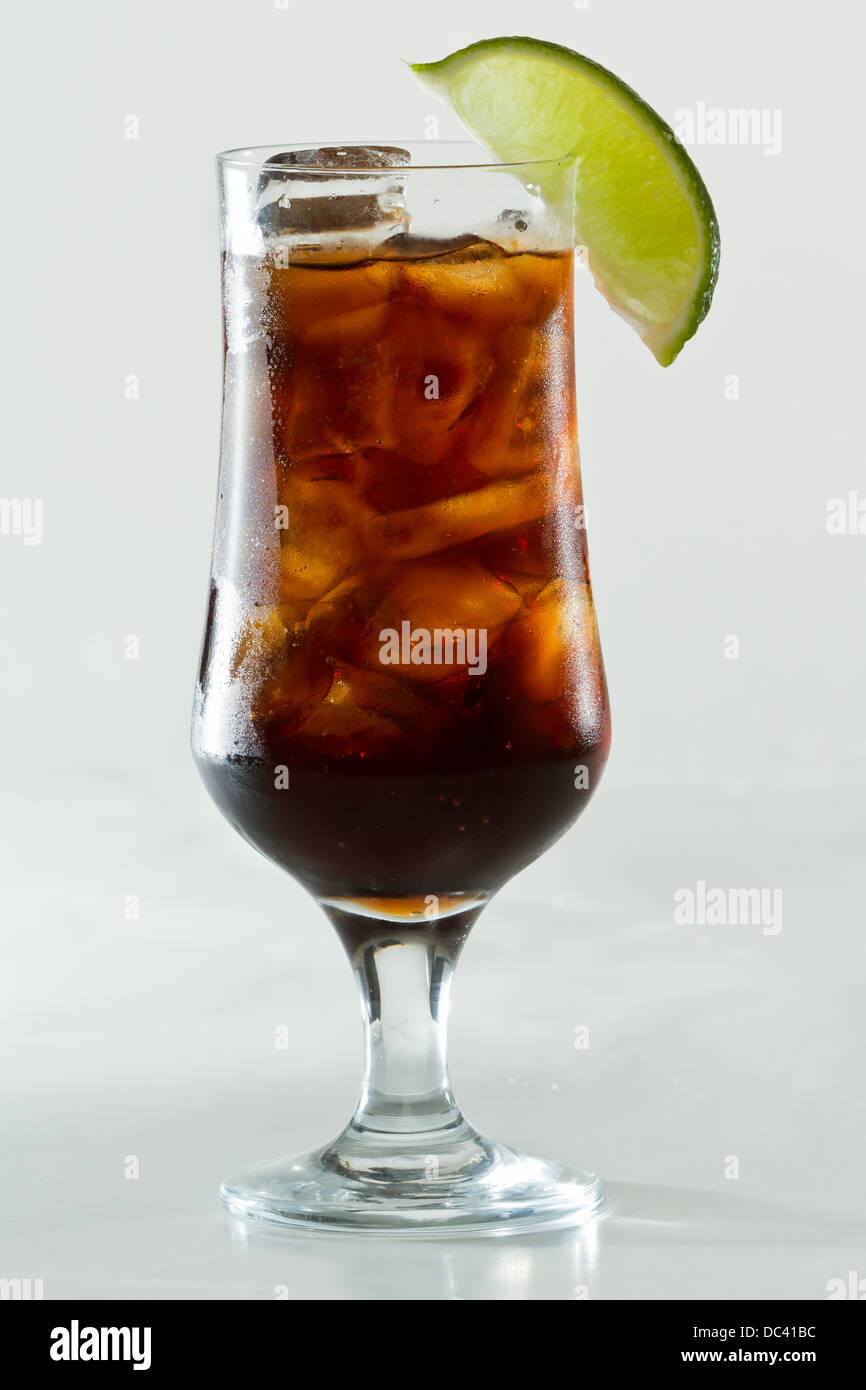 Cuba Libre, Rum und Cola cocktail serviert in ein hohes Glas mit einer Limette garnieren Stockfoto