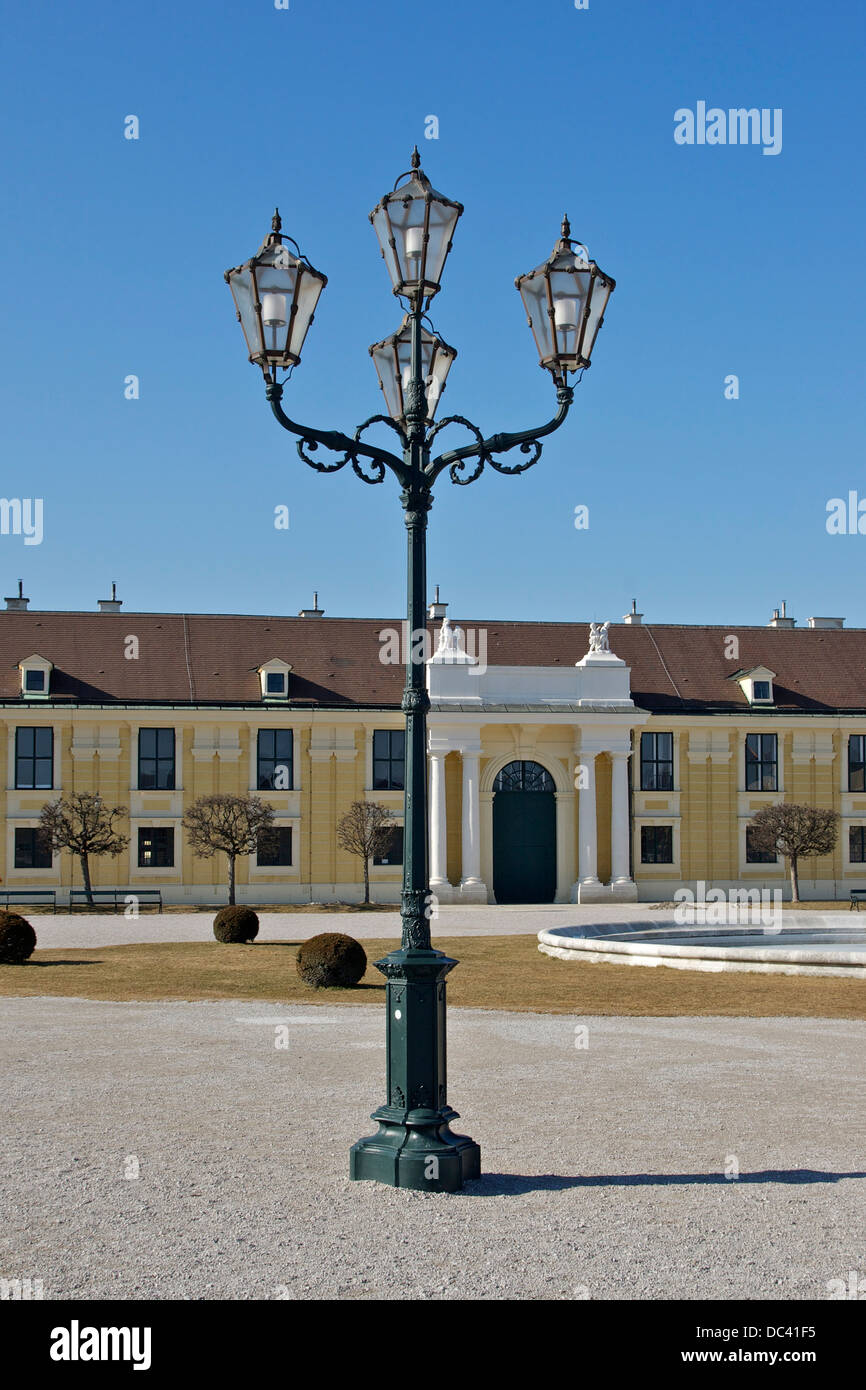 Lampe am Eingang Innenhof des Schlosses Schönbrunn, Wien, Österreich. Stockfoto