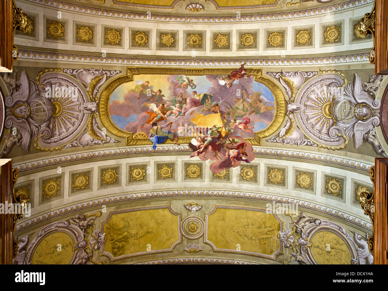 Allegorie des Krieges und Recht, Teil der Decke "Sforza" Prunksaal der Nationalbibliothek, Wien, Österreich. Stockfoto