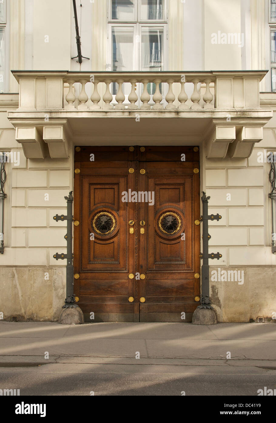 Holztür, Löwenköpfen, steinernen Balkon, Wien, Österreich Stockfoto