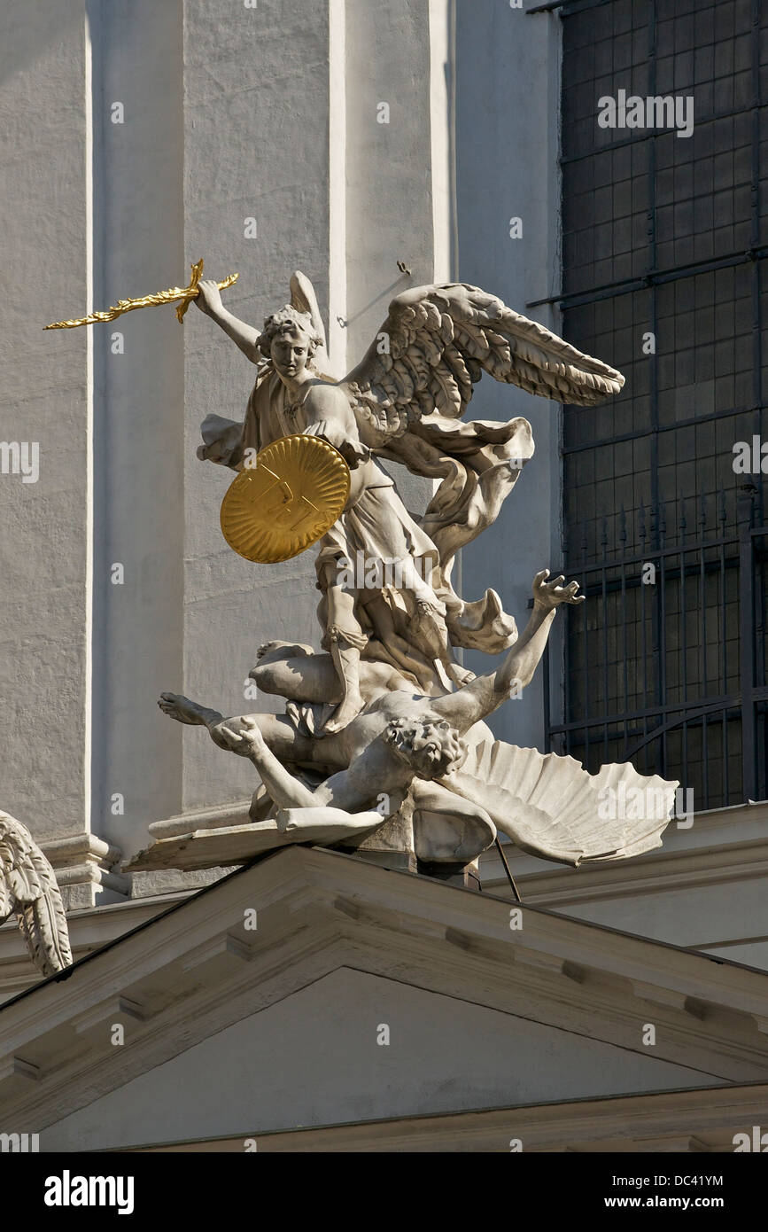 Erzengel Michael Defeateing böse, in der Michaelerkirche in der Nähe der kaiserlichen Hofburg in Wien, am Michaelerplatz. Stockfoto