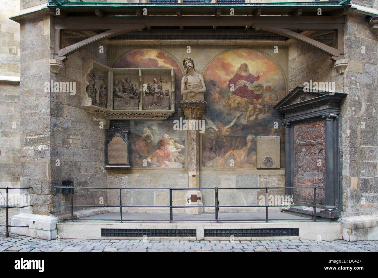Die "Zahnschmerzen Christus", Fresken und Epitaphien, äußere Wal von Stephansdom, Wien, Österreich. Stockfoto