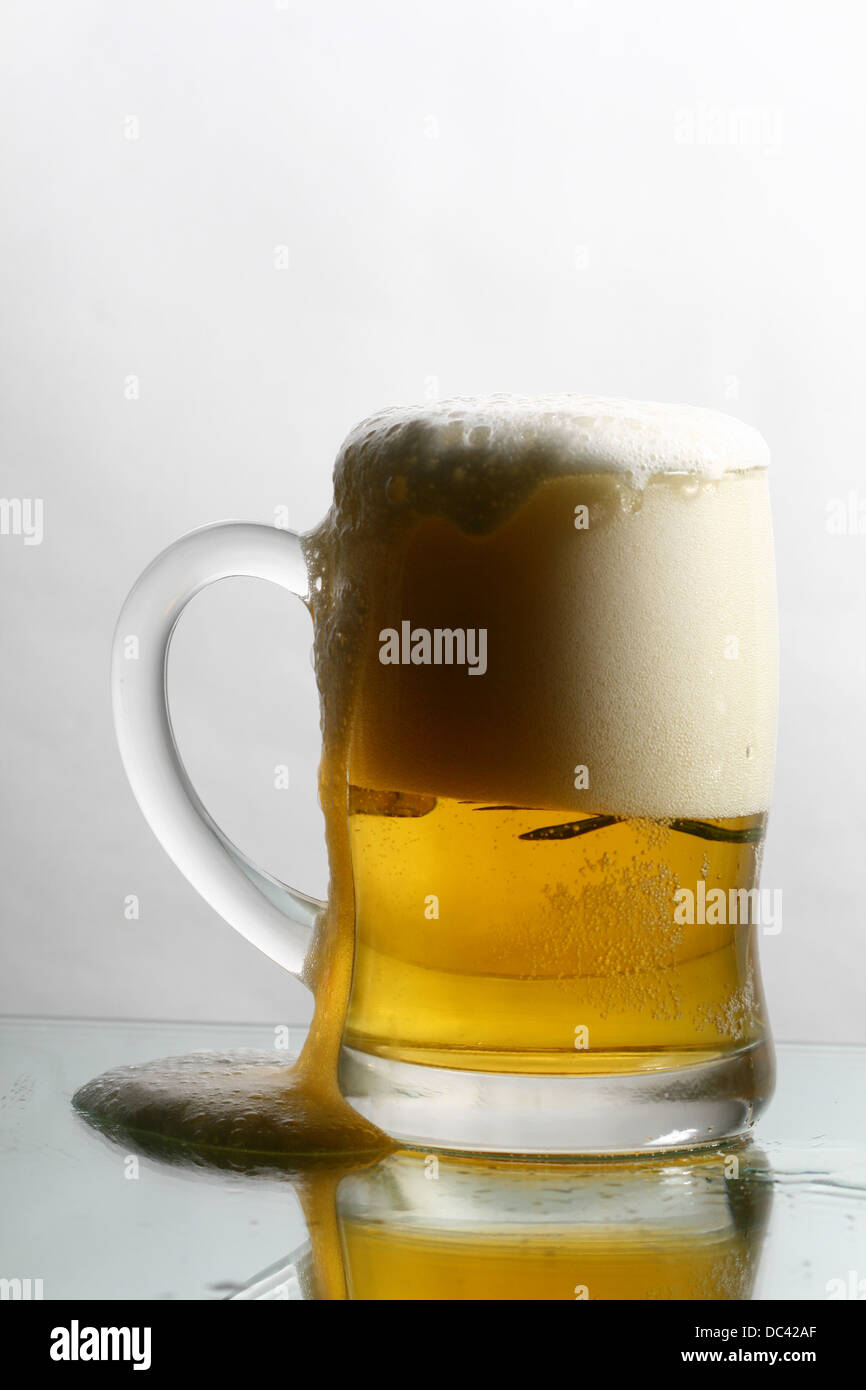 isolierte goldene Bier im Glas Stockfoto