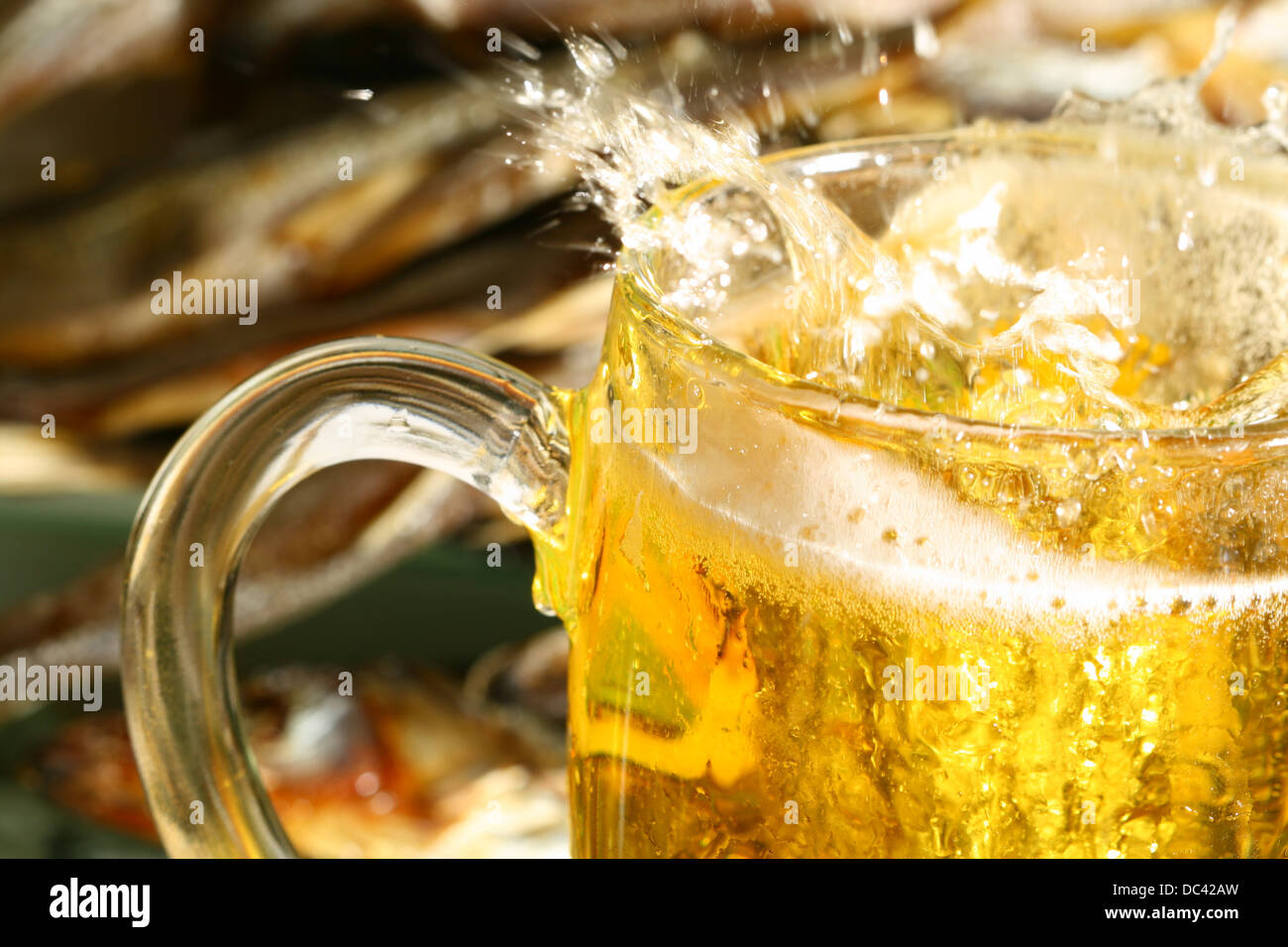 Goldene Bier planschen im Glas Stockfoto