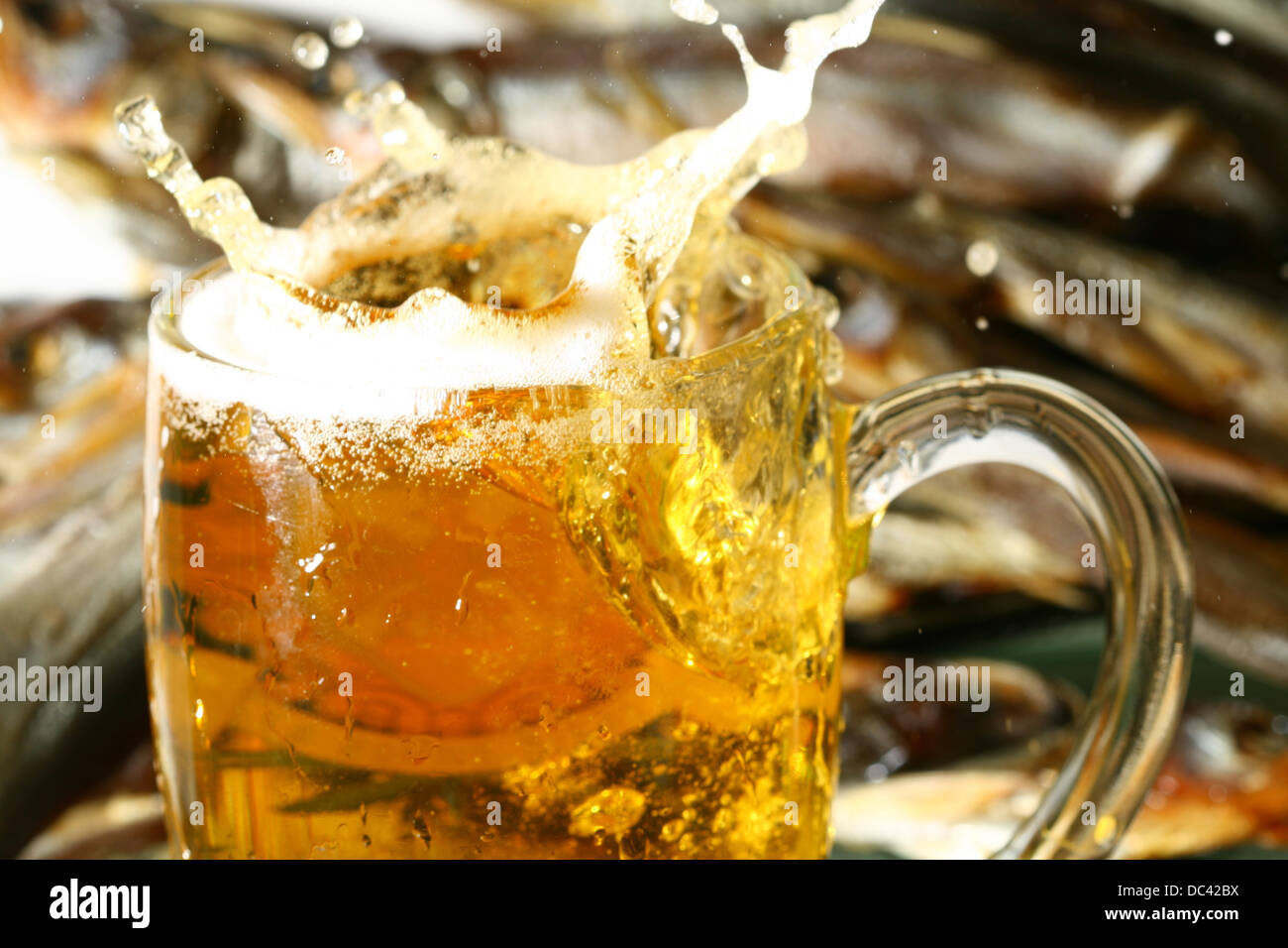 Goldene Bier planschen im Glas Stockfoto