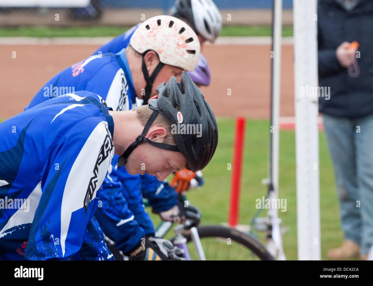 Zyklus Speedway Fahrer stellten sich zu Beginn eines Rennens. Stockfoto