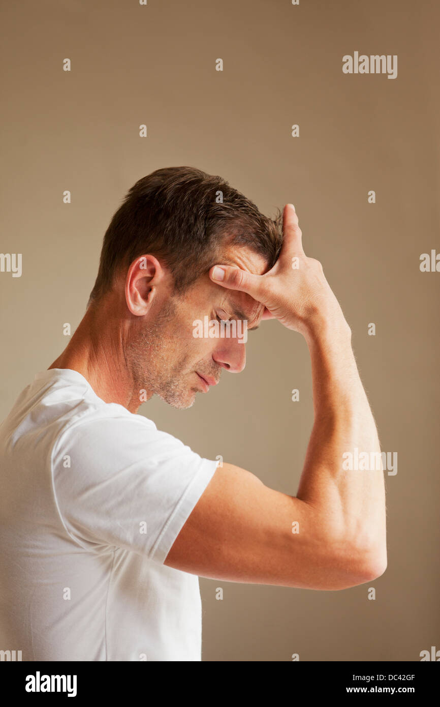 Mann halten Kopf Schmerzen Stockfoto