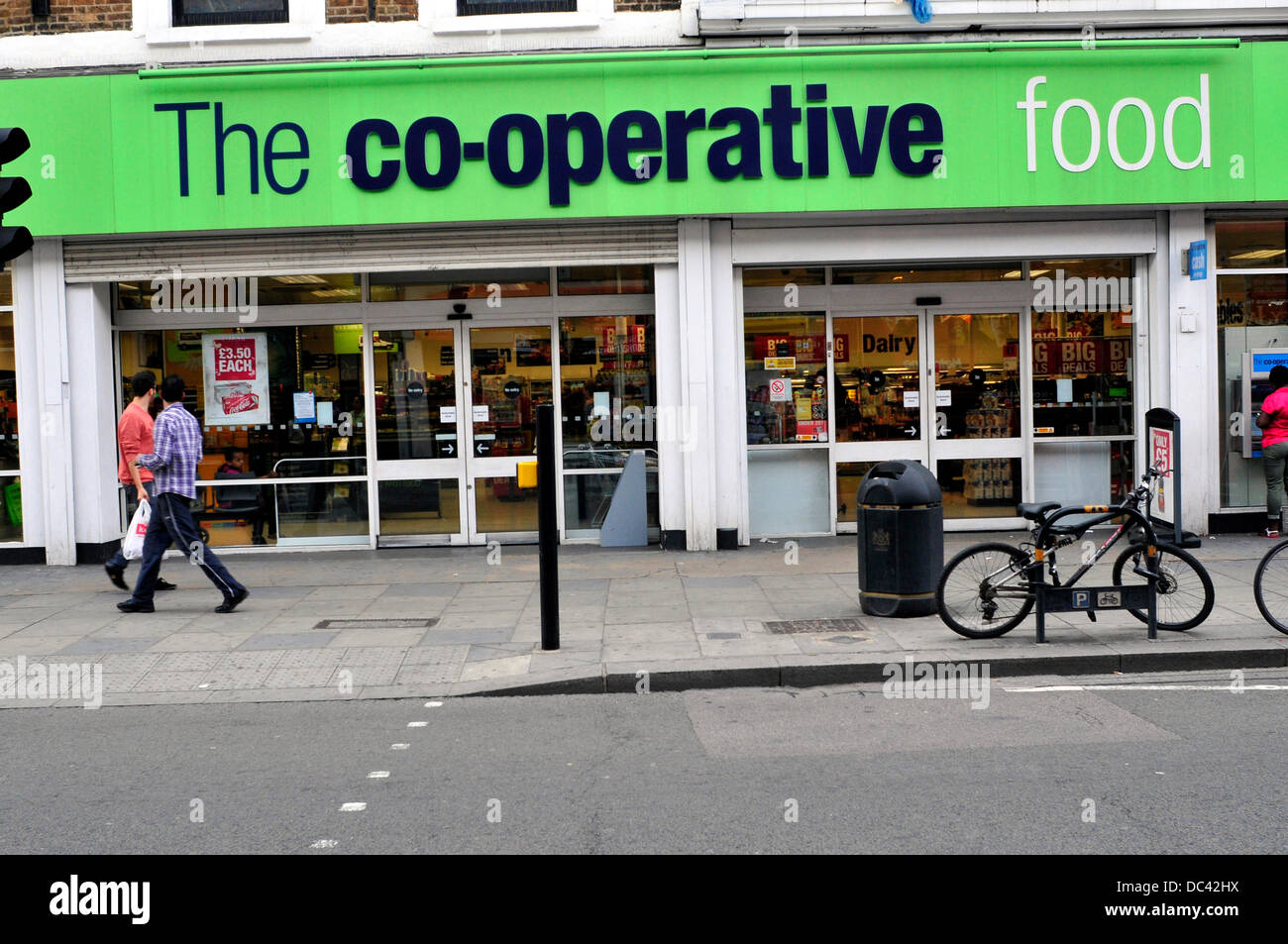 Einen Überblick über die Genossenschaft Lebensmittelgeschäft in central London, UK Stockfoto