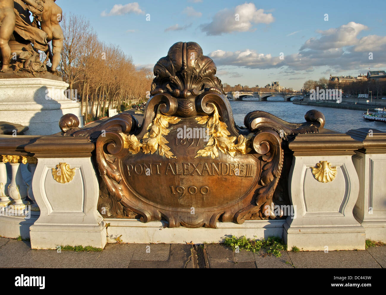 Gusseisen Plaque, Pont Alexandre III in Paris. Stockfoto