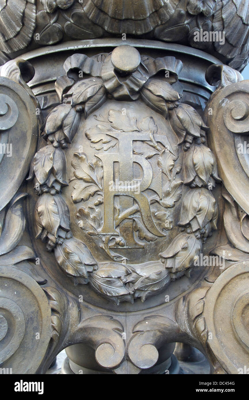 "RF", französische Republik, Sockel eine Straßenlaterne auf der Pont Alexandre III in Paris. Stockfoto