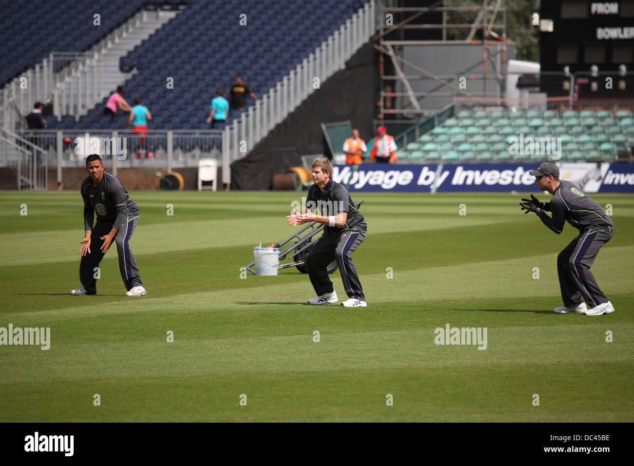 Durham, Großbritannien. 8. August 2013. Usman Khawaja (links) und Steve Smith (Mitte) während Australiens Trainingseinheit auf dem Emirates Durham International Cricket Ground in Chester-le-Street auffangen. Die Session war das letzte Team Praxis vor der 4. Investec Asche Testspiel zwischen England und Australien. Bildnachweis: Stuart Forster/Alamy Live-Nachrichten Stockfoto