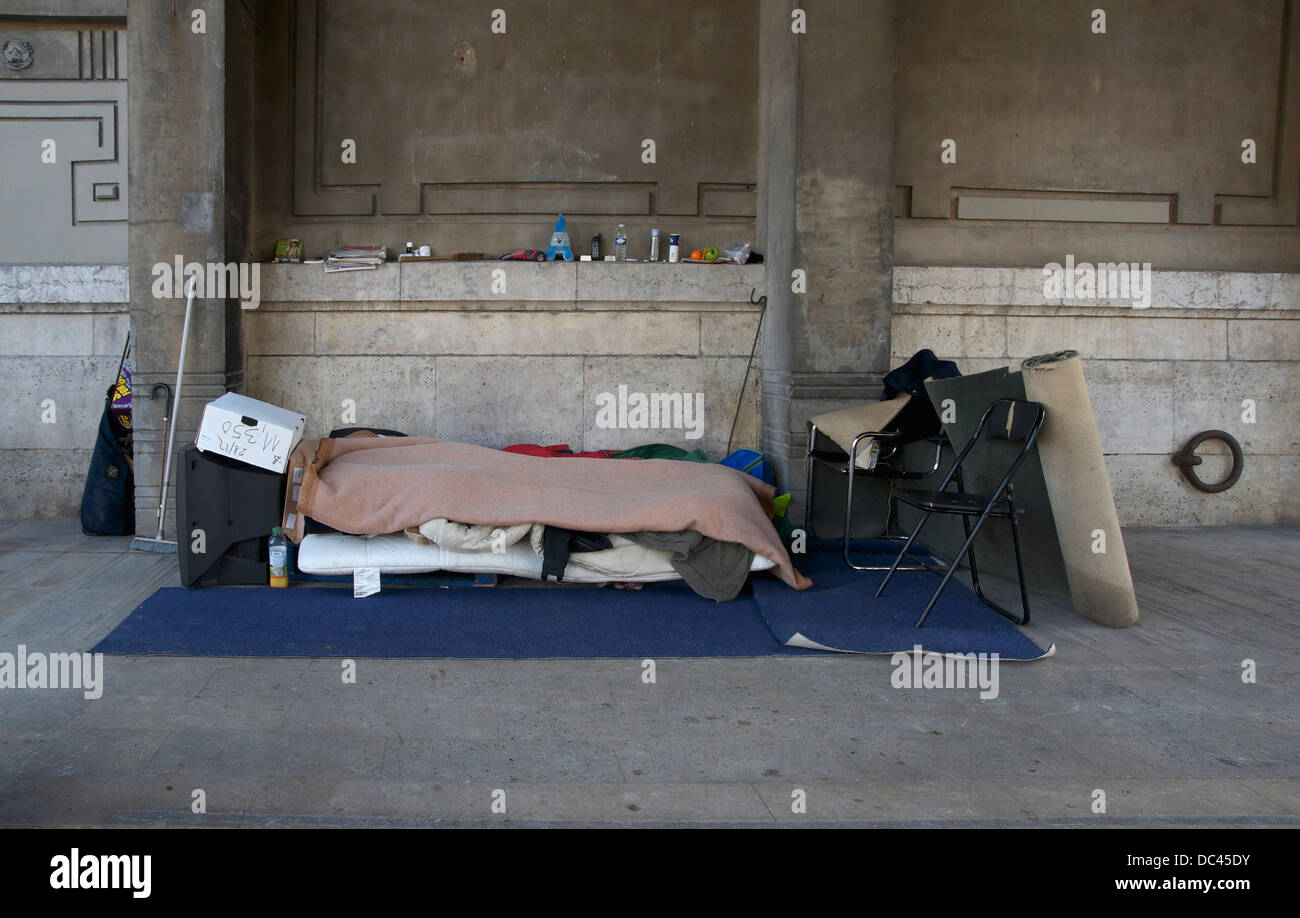 Elend unter einer Brücke in Paris Stockfoto