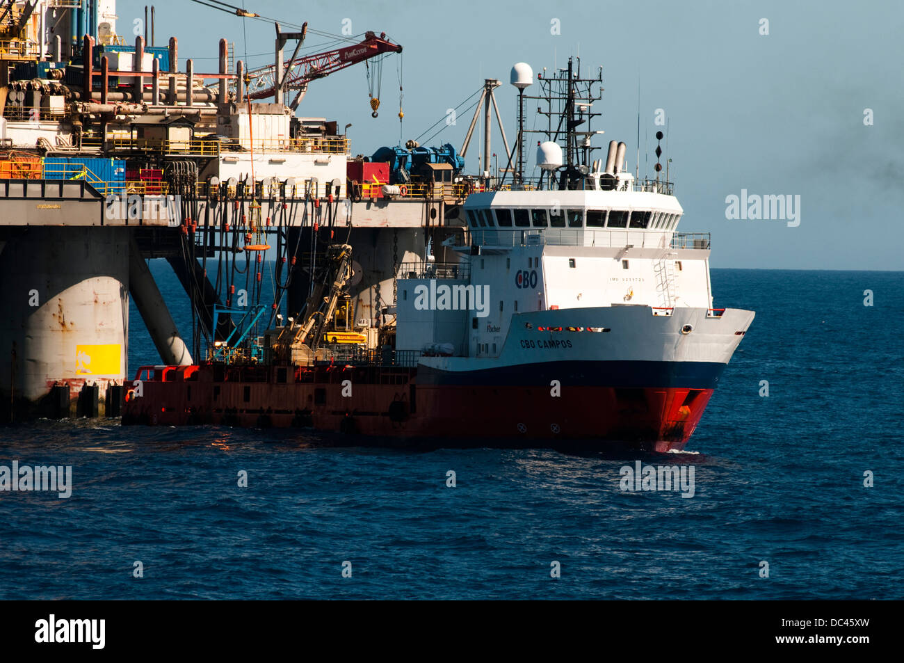 Offshore-Bohranlage Falcon 100 arbeitet für Petrobras, Campos Becken, mit Versorgungsschiff CBO Campos im Frachttransfer Betrieb. Stockfoto
