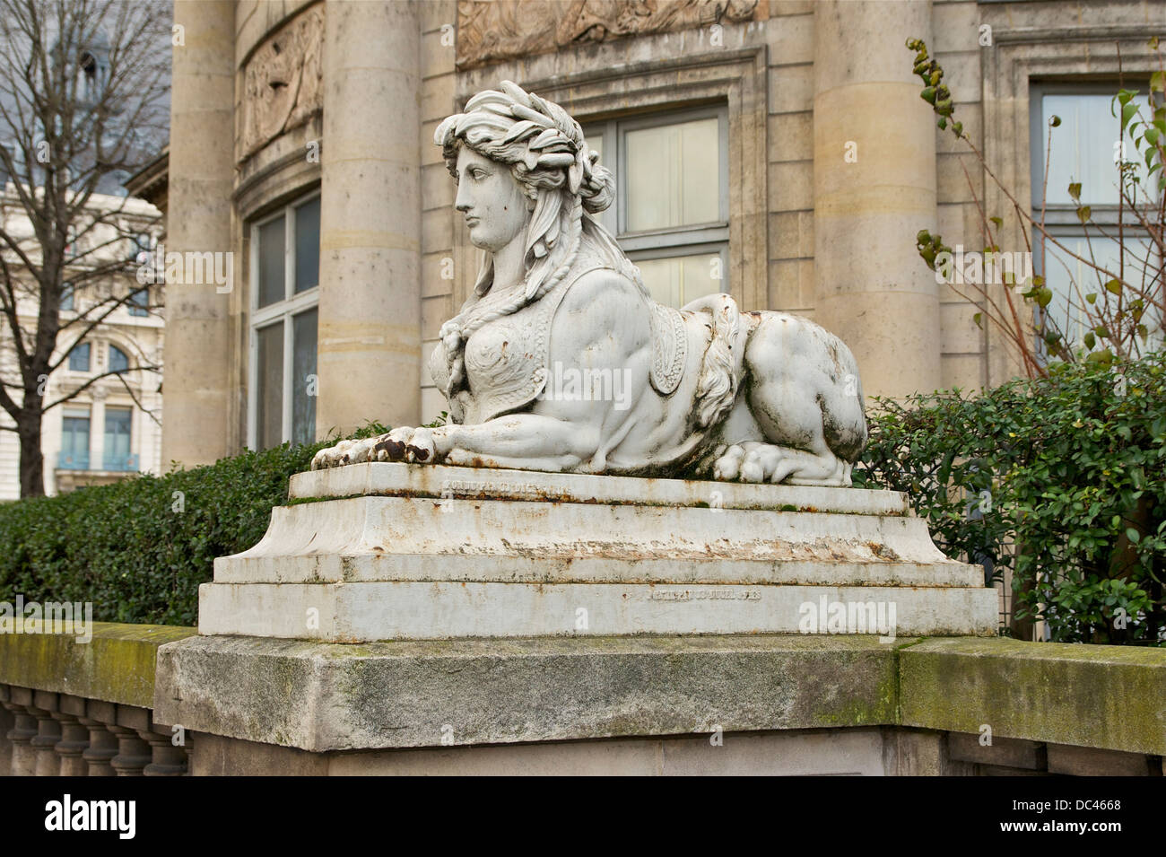 Gusseisen-Skulptur einer Sphinx, Hôtel de Salm, Paris. Stockfoto