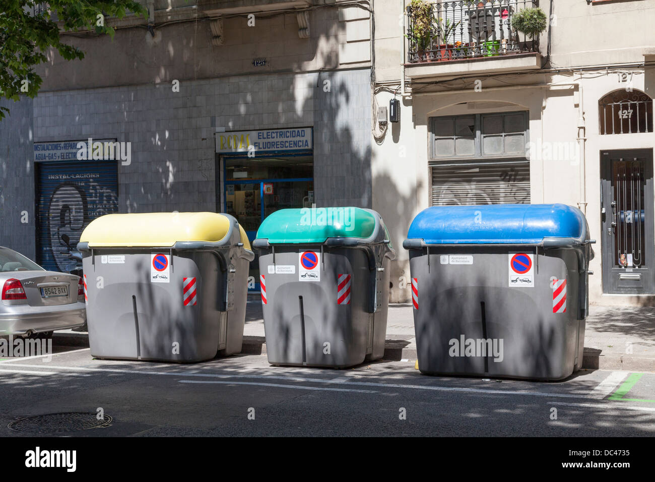 Große Behälter für Müll und Recycling in Barcelona Straße Stockfoto