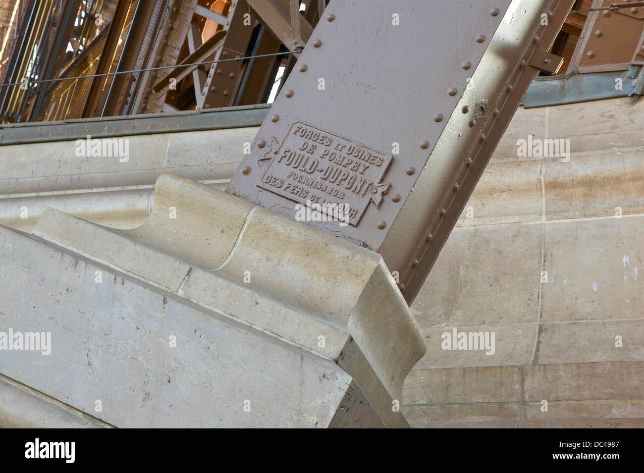 Platte aus der Fabrik, die die Eisen für den Eiffelturm aus Stockfoto