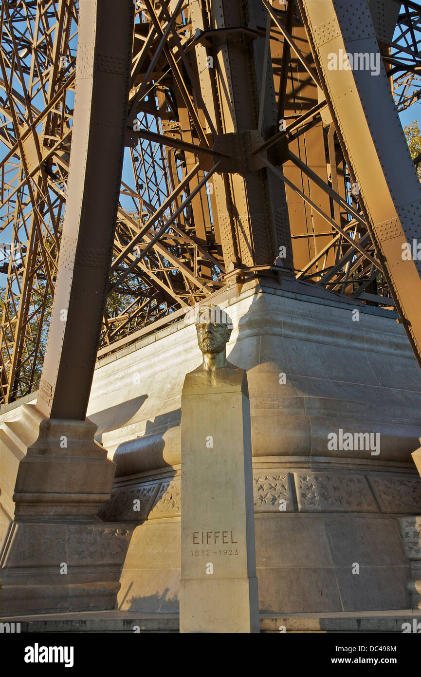 Vergoldete Bronze-Büste von Gustave Eiffel, von Antoine Bourdelle. Man sieht hinter die Basis des nördlichen Pfeilers des Turms. Stockfoto