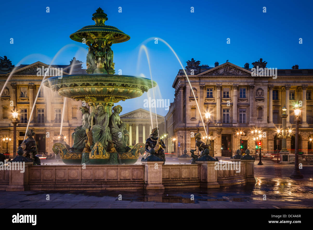 Fontaine des Fleuves - Brunnen der Flüsse auf dem Place De La Concorde mit L'Église Sainte-Marie-Madeleine über Paris Frankreich Stockfoto