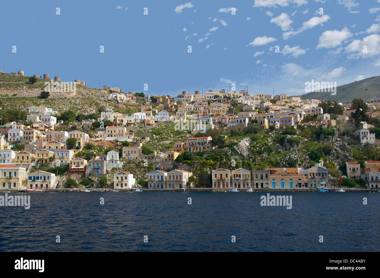 Symi, Insel Symi, Griechenland. Bitte beachten Sie die Windmühlen auf dem Kamm Stockfoto