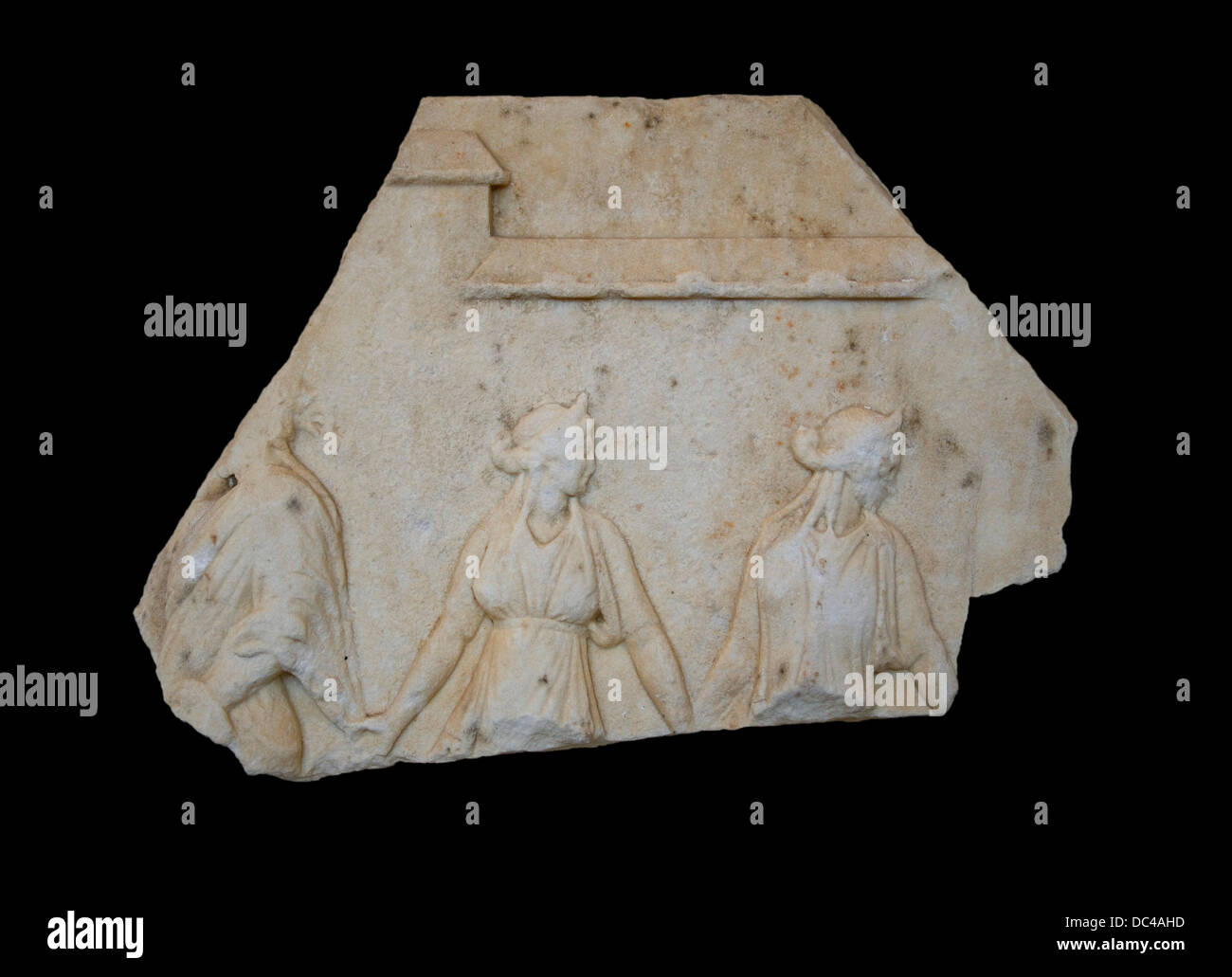 Abschnitt des Votiv Reliefs mit einer Darstellung des Hermes Nymphopompos, führt die Nymphen im Tanz. Archaicizing Arbeit der 1 Stockfoto